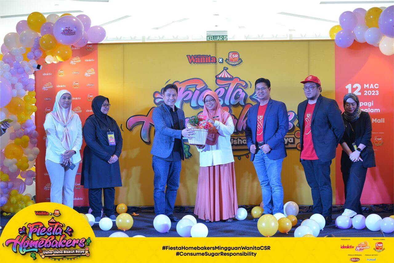 Biskut Raya Gergasi Cornflakes 15 Kg Tarik Perhatian Pengunjung FIESTA HOMEBAKERS USHA USHA BISKUT RAYA